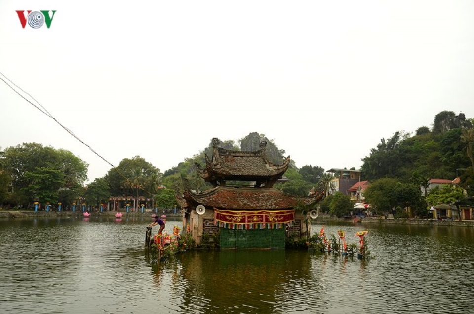 thay pagoda festival draws crowds from near and far