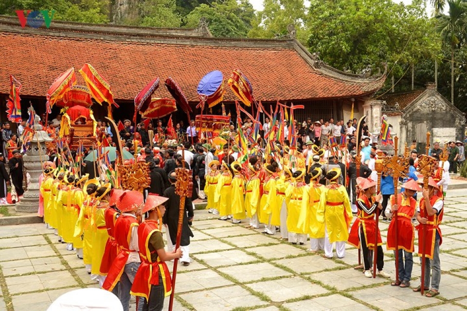 thay pagoda festival draws crowds from near and far