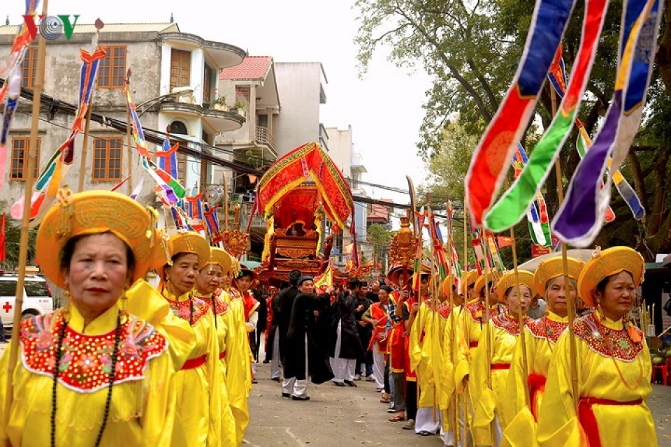 thay pagoda festival draws crowds from near and far