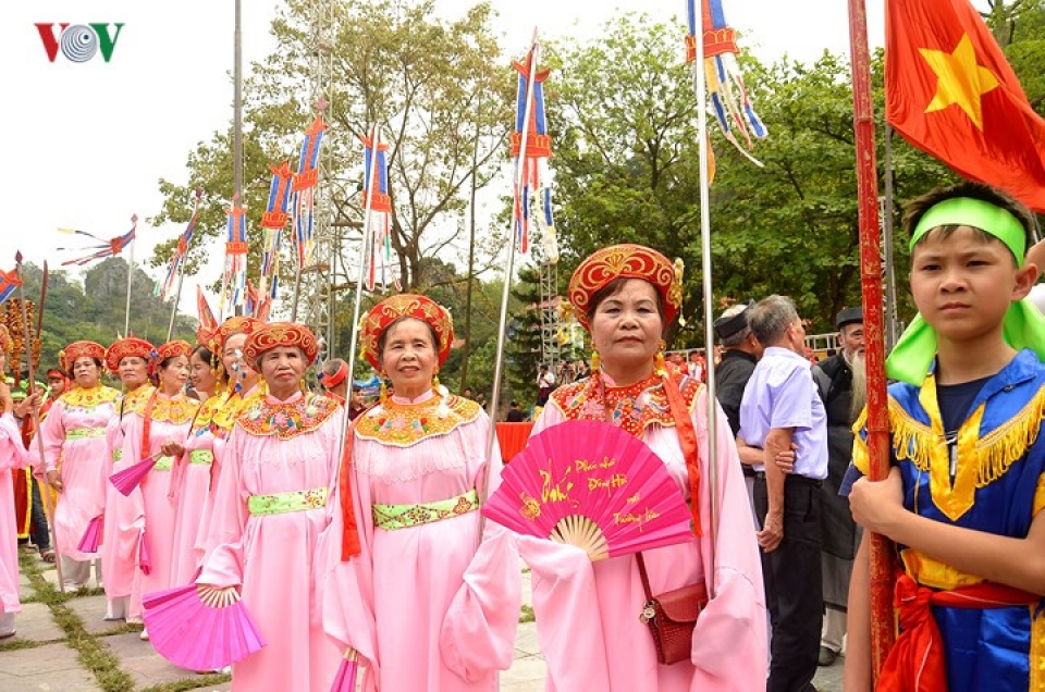 thay pagoda festival draws crowds from near and far