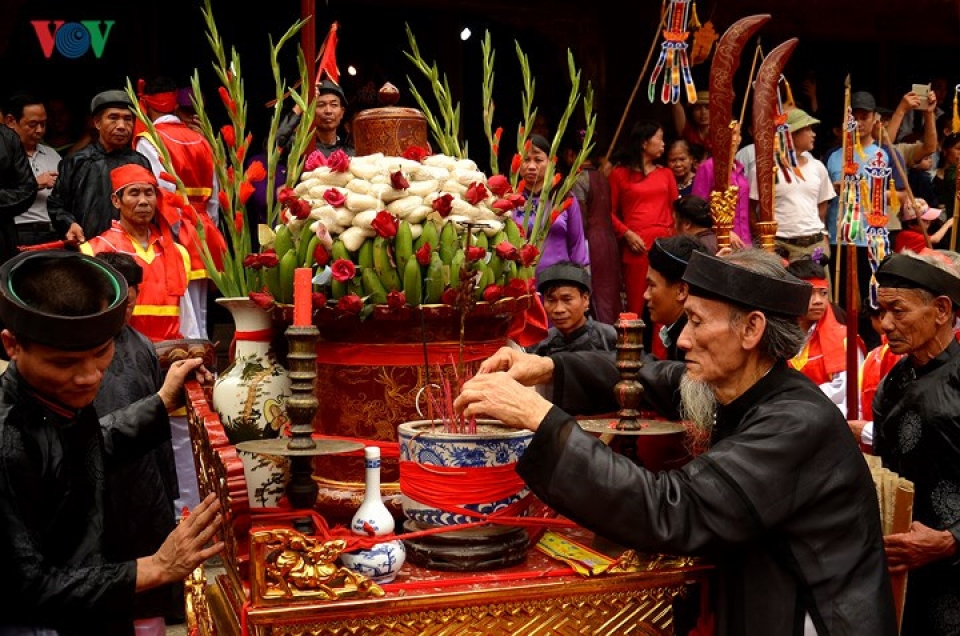 thay pagoda festival draws crowds from near and far