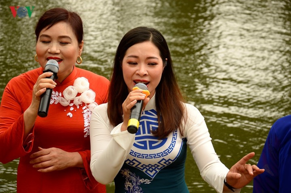 thay pagoda festival draws crowds from near and far