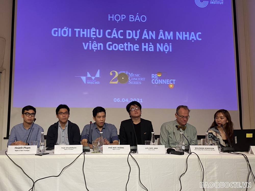 Viện trưởng Viện Goethe tại Việt Nam cùng các nghệ sĩ khách mời giới thiệu về các dự án âm nhạc (Ảnh: Yến Nhi)