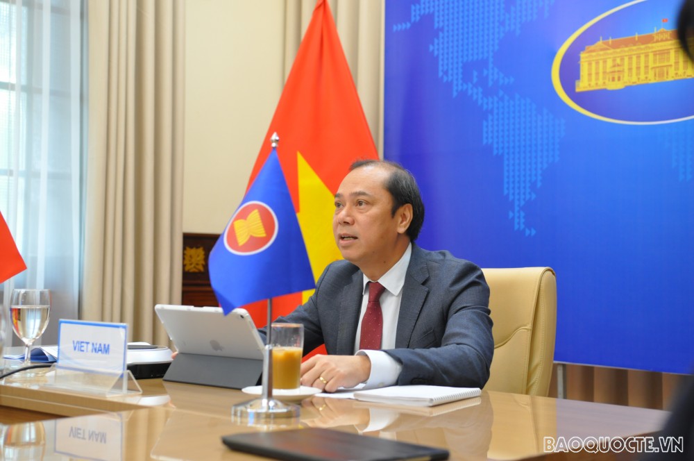 Thứ trưởng Ngoại giao Nguyễn Quốc Dũng, Trưởng SOM ASEAN của Việt Nam tham dự Hội nghị Quan chức Cấp cao (SOM) ASEAN ngày 7/4 theo hình thức trực tuyến. (Ảnh: Duy Quang)