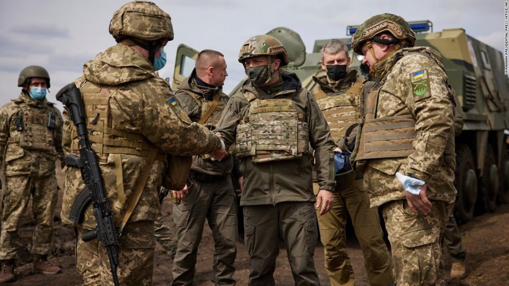 Tổng thống Ukraine Volodymyr Zelensky hiện đang có mặt tại tiền tuyến ở Donbass. (Nguồn: CNN)