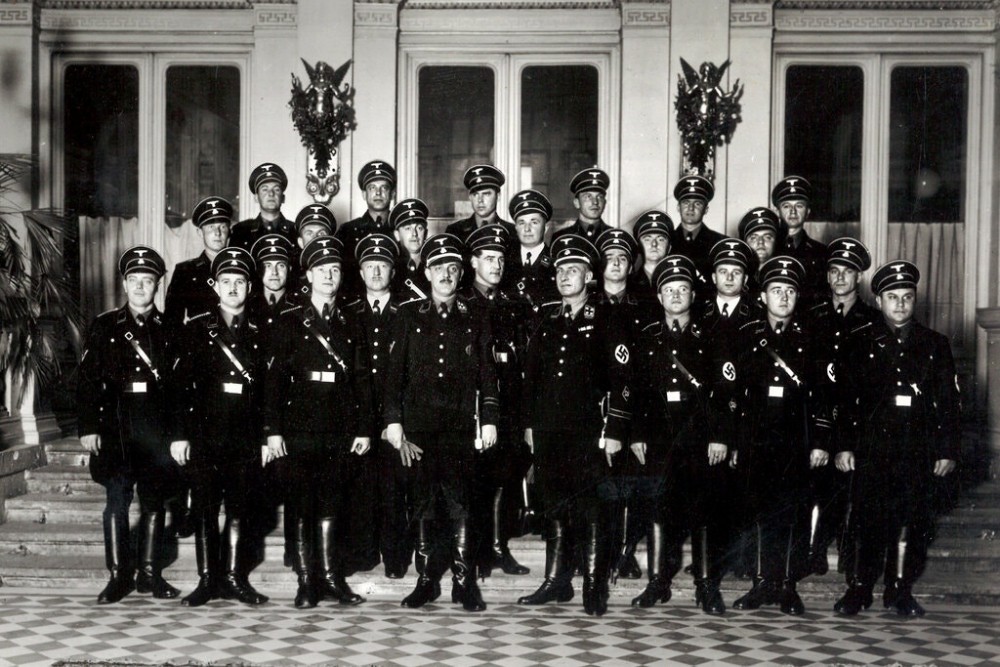 Franz Josef Huber, đứng giữa hàng đầu, cầm găng tay, chụp ảnh cùng lực lượng Gestapo ở Vienna. (Nguồn: NY Times)