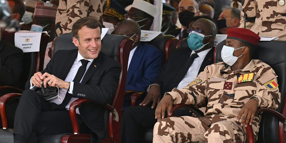 Tổng thống Pháp Emmanuel Macron và nhà lãnh đạo CH Chad Mahamat Idriss Déby Itno tại đám tang của cố Tổng thống Idriss Déby Itno. (Nguồn: AFP)