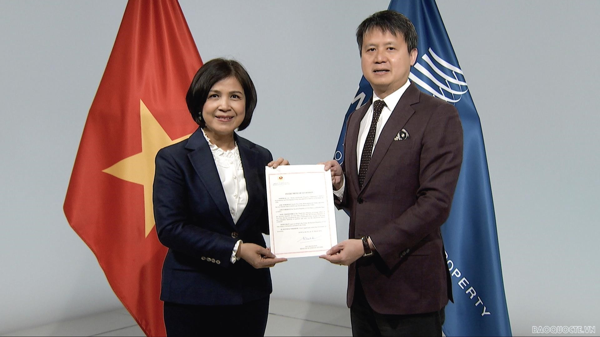 Đại sứ Lê Thị Tuyết Mai trao văn kiện Việt Nam gia nhập Hiệp ước WIPO về buổi biểu diễn và bản ghi âm cho Tổng giám đốc WIPO Daren Tang. (Ảnh: Phái đoàn Việt Nam tại Geneva)