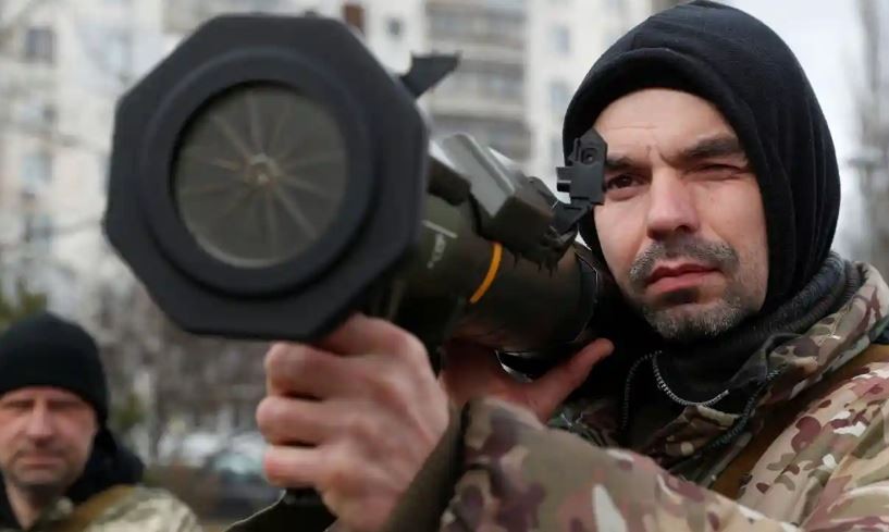Nhà Trắng thông báo đang chuyển 6.000 khẩu súng chống tăng vác vai AT4 cho Ukraine. Loại vũ khí này do Thụy Điển sản xuất và có tầm bắn 500 mét. Tuy nhiên, nó chỉ bắn nhát một nên cần phải nạp đạn sau mỗi lần khai hỏa. (Nguồn Reuters) 