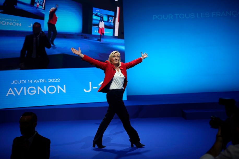 Ứng cử viên Tổng thống Pháp Marine Le Pen trong buổi gặp gỡ cử tri tại thành phố Avignon. (Nguồn: AP)
