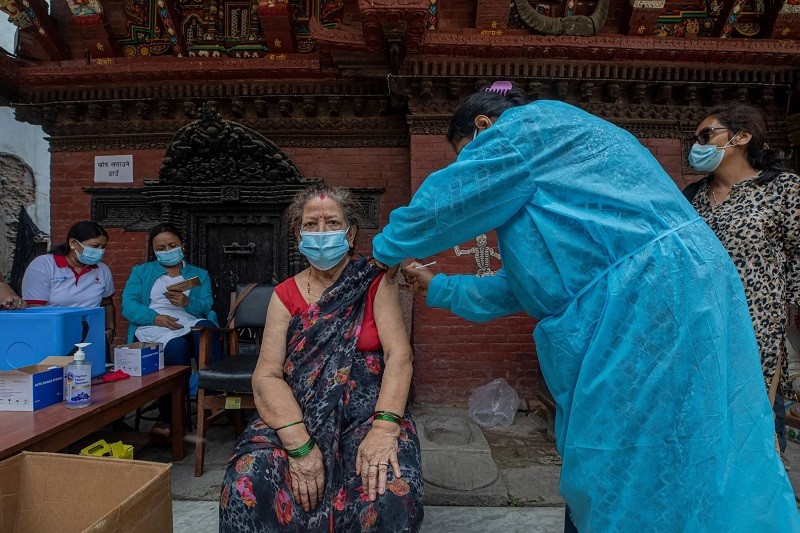 Tiêm vaccine phòng Covid-19 ở Quảng trường Kathmandu Durbar, Nepal. (Nguồn: EPA)