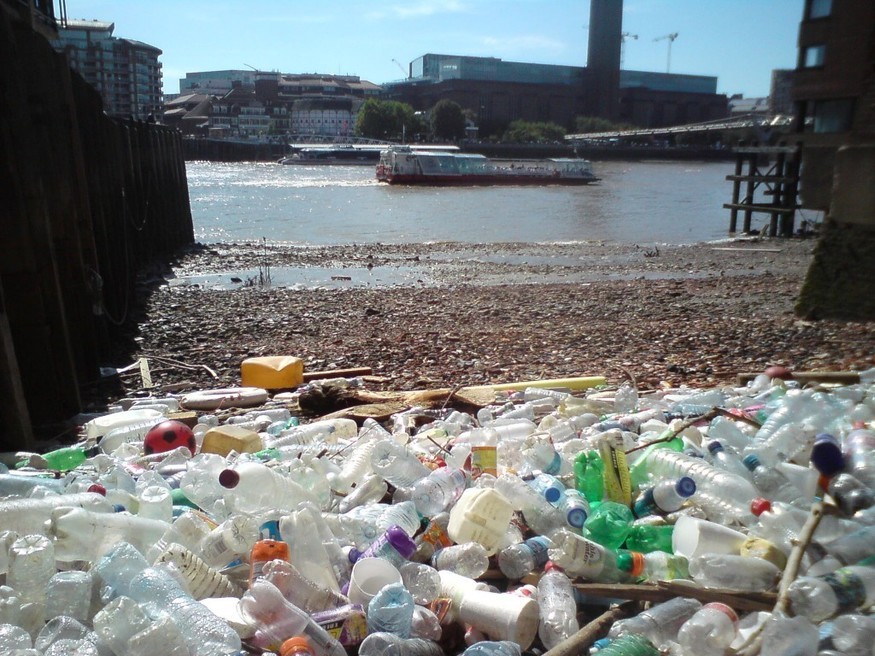 Rác thải nhựa chất đống bên bờ sông Thames. (Nguồn: Londonist)