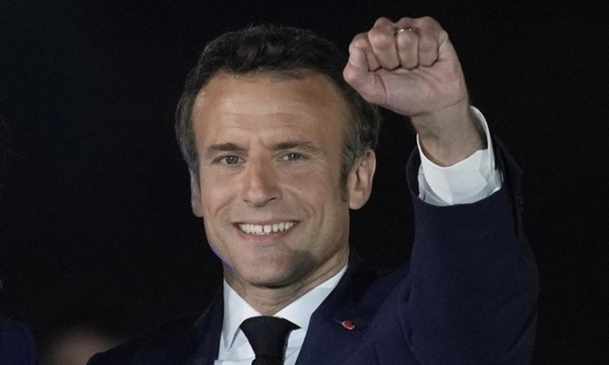 Tổng thống Pháp Emmanuel Macron ăn mừng với người ủng hộ tại thủ đô Paris hôm 24/4, sau khi giành chiến thắng cuộc bầu cử. (Nguồn: AP)