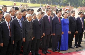 Vietnamese leaders pay tribute to late President on birth anniversary