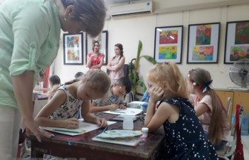 Vietnamese, foreign children draw peaceful Ha Noi