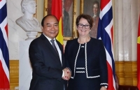 prime minister nguyen xuan phuc visits vietnamese embassy staff expatriates in sweden