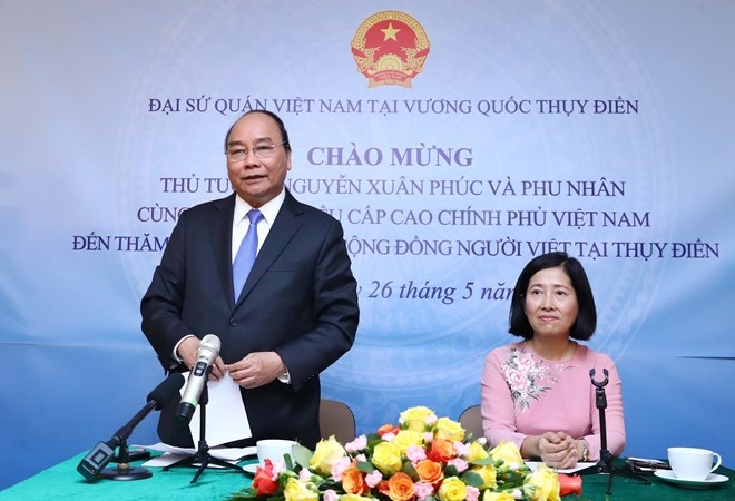 prime minister nguyen xuan phuc visits vietnamese embassy staff expatriates in sweden