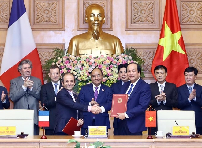 vietnam france cooperate in e government building