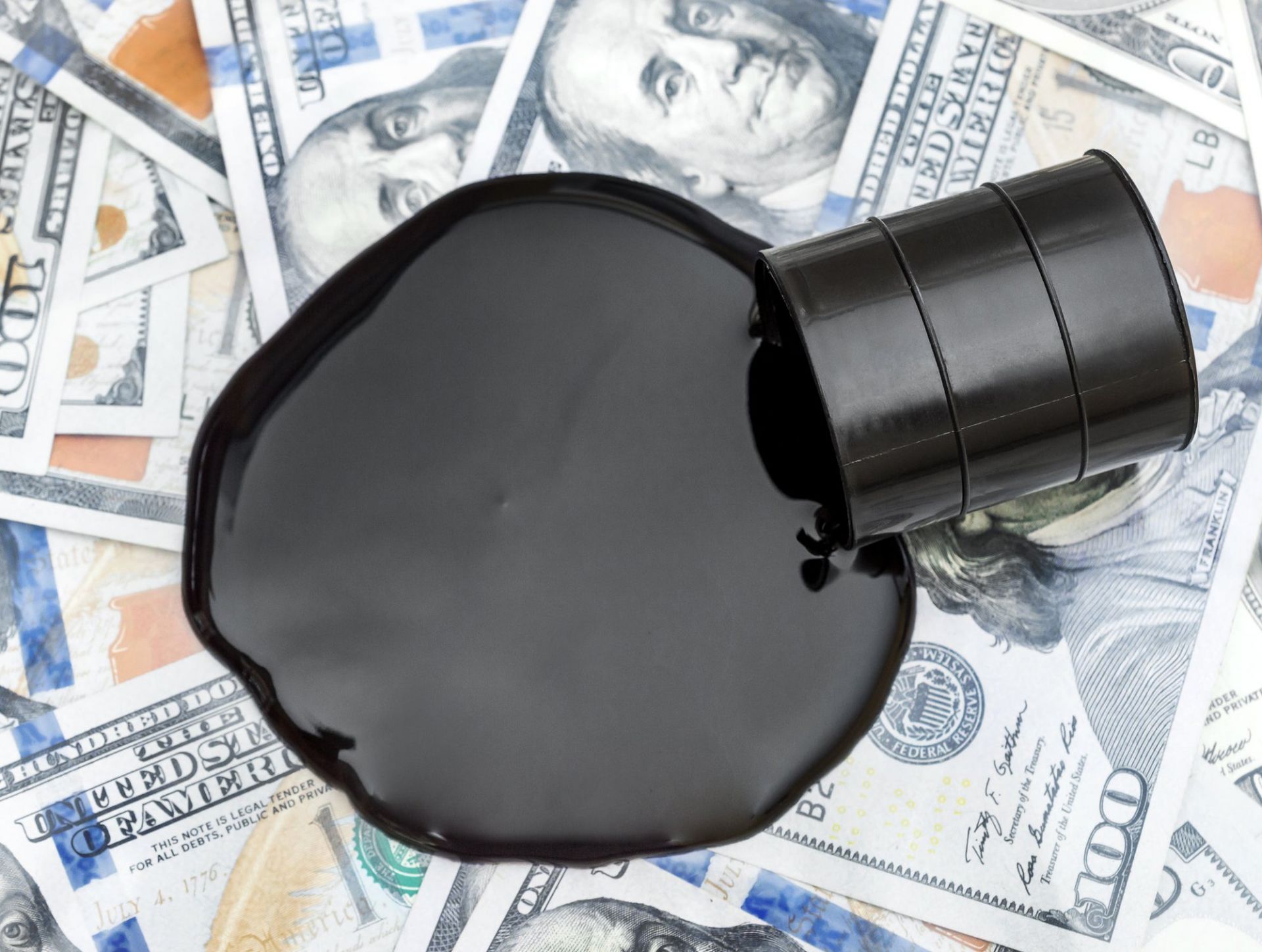 Hai 'ông lớn' dầu mỏ Mỹ giảm sản lượng để đối phó Covid-19