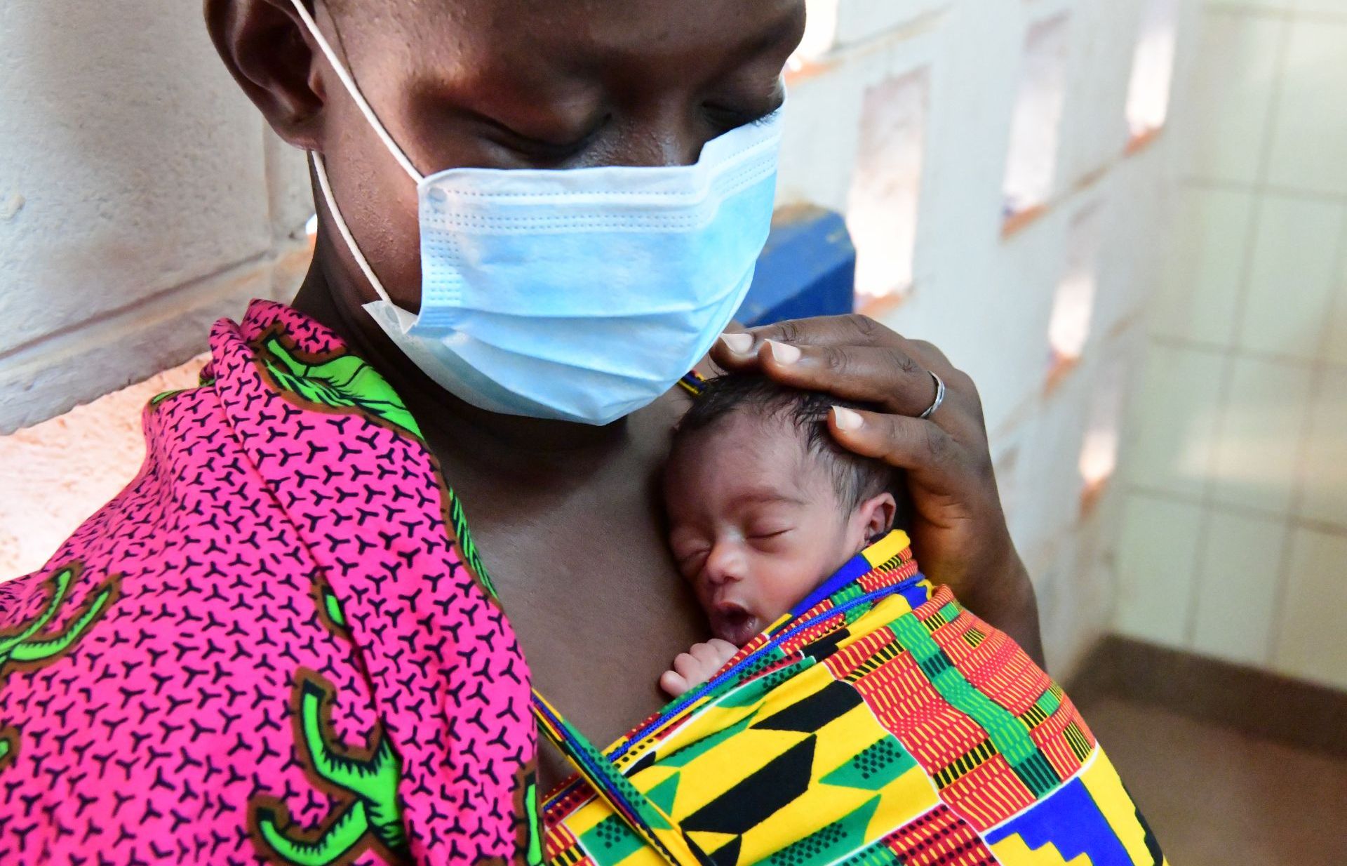 UNICEF khuyến cáo bảo vệ, chăm sóc sức khỏe bà mẹ và trẻ sơ sinh trong dịch Covid-19 nhân Ngày của Mẹ