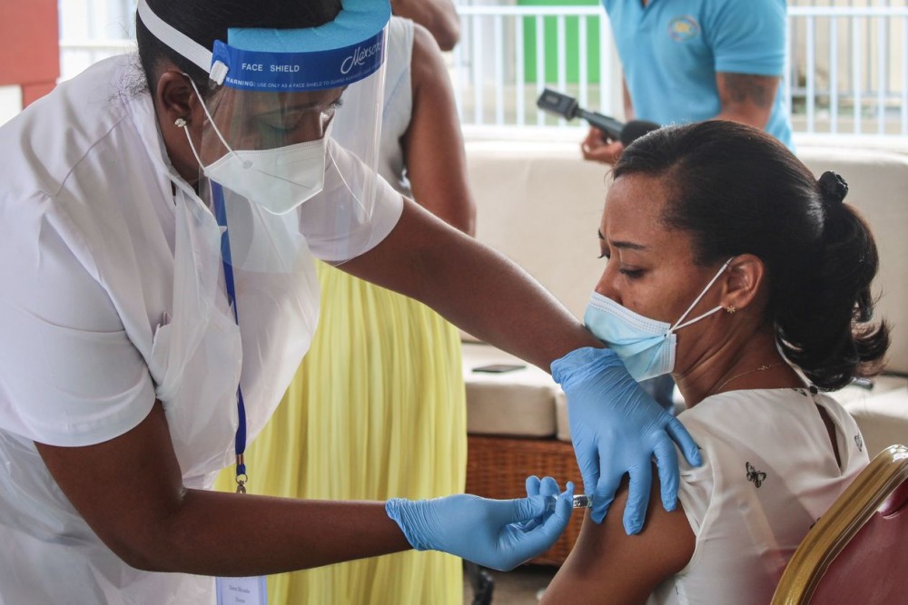 Khoảng 38.000 người dân Seychelles được tiêm chủng vaccine Covid-19 của Sinopharm (Trung Quốc). (Nguồn: AFP)
