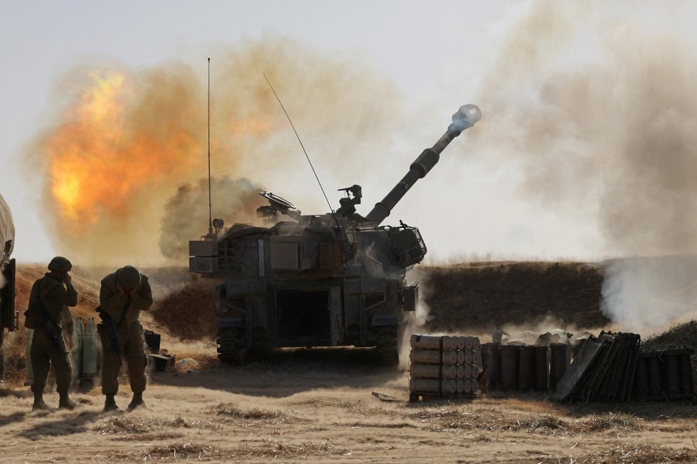 Pháo 155mm của quân đội Israel khai hỏa vào các khu vực của Hamas. (Nguồn: AFP)