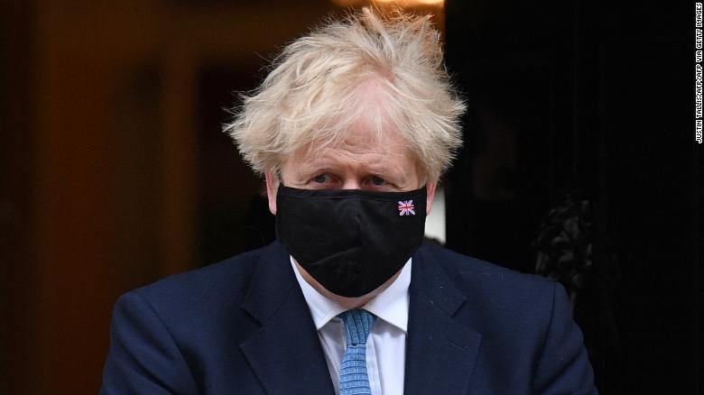 Thủ tướng Anh Boris Johnson nói rằng chính phủ Anh vẫn chưa đưa ra quyết định chính thức về việc dỡ bỏ phong toả, sau khi các ca nhiễm Covid-19 mới do biến thể Ấn Độ gây ra đang 'hoành hành' nghiêm trọng. (Nguồn: CNN)