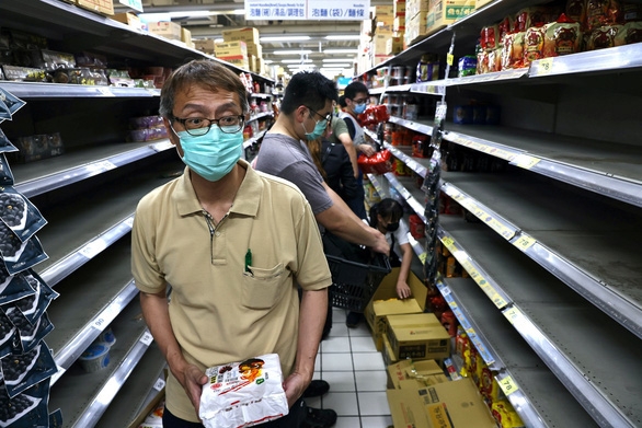 Người dân đổ xô đi mua mì gói ở Đài Bắc, Đài Loan ngày 15/5 sau khi chính quyền khuyến cáo hạn chế rời nhà và không tụ tập. (Nguồn: Reuters)