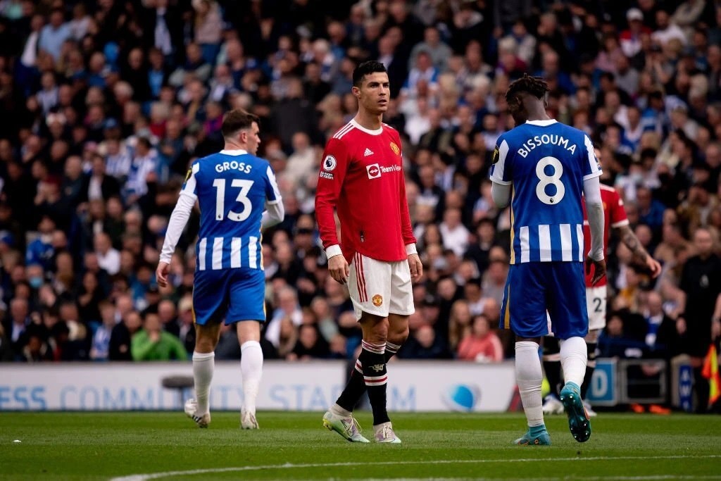 Cristiano Ronaldo thẫn thờ khi thấy MU để thủng lưới liên tục. (Nguồn: Getty)