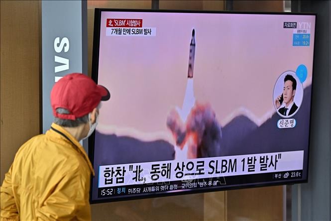 Người dân theo dõi tư liệu về một vụ phóng tên lửa đạn đạo của Triều Tiên được phát trên truyền hình, tại nhà ga Seoul, Hàn Quốc ngày 7/5. (Nguồn: AP)