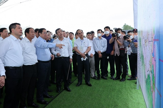 Thủ tướng và đoàn công tác đã khảo sát, kiểm tra tình hình đầu tư, xây dựng và hoạt động của Khu kinh tế Thái Bình, huyện Thái Thụy, tỉnh Thái Bình. (Ảnh: VGP)