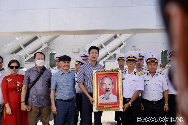 Đồng chí Nguyễn Quế Lâm, Vụ trưởng Vụ Thông tin đối ngoại và Hợp tác quốc tế tặng bức ảnh Bác Hồ cho Nhà máy X52.