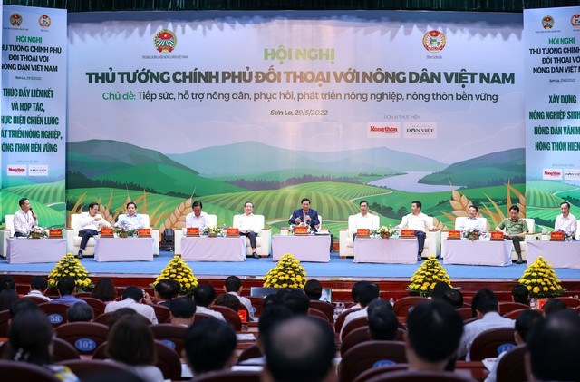 Thủ tướng Phạm Minh Chính cùng lãnh đạo các bộ, ngành điều hành Hội nghị đối thoại. (Ảnh: VGP)