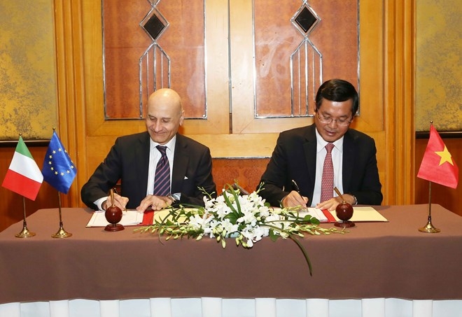 vietnam italy sign action programme on educational cooperation