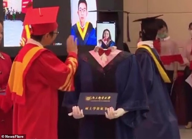 Covid-19 tại Trung Quốc: Robot thay sinh viên nhận bằng tốt nghiệp