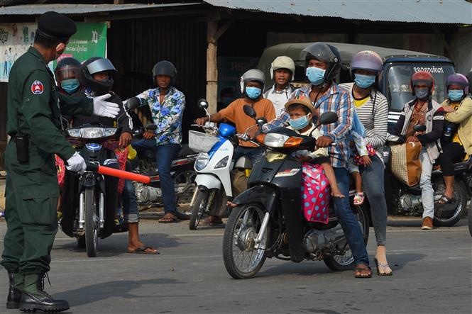 Người dân đeo khẩu trang phòng lây nhiễm Covid-19 tại Campuchia. (Nguồn: AFP) 2329 vna potal campuchia ho tro nguoi dan ngheo trong dai dich covid 19 4809062