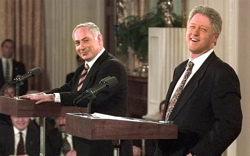 Thủ tướng Israel Benjamin Netanyahu trong một cuộc họp báo với cựu Tổng thống Mỹ Bill Clinton năm 1997. (Nguồn: AP) 