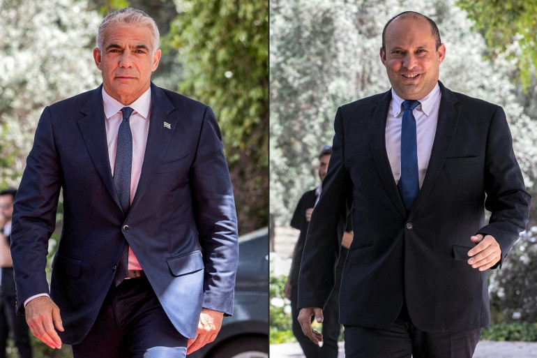 Hai đối thủ của ông Netanyahu là ông Yair Lapid (trái) và ông Naftali Bennett (phải) sẽ thay nhau điều hành chính phủ Israel. (Nguồn: Al Jazeera)