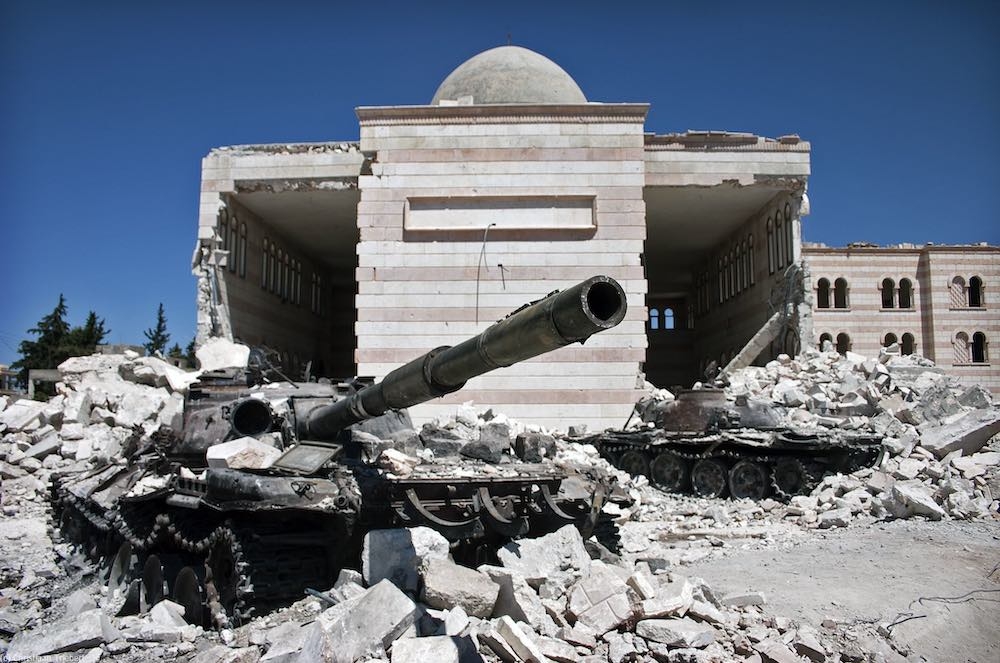 Hai xe tăng bị phá hủy trước một nhà thờ Hồi giáo ở Azaz, Syria, tháng 8/2012. (Nguồn: Flickr)