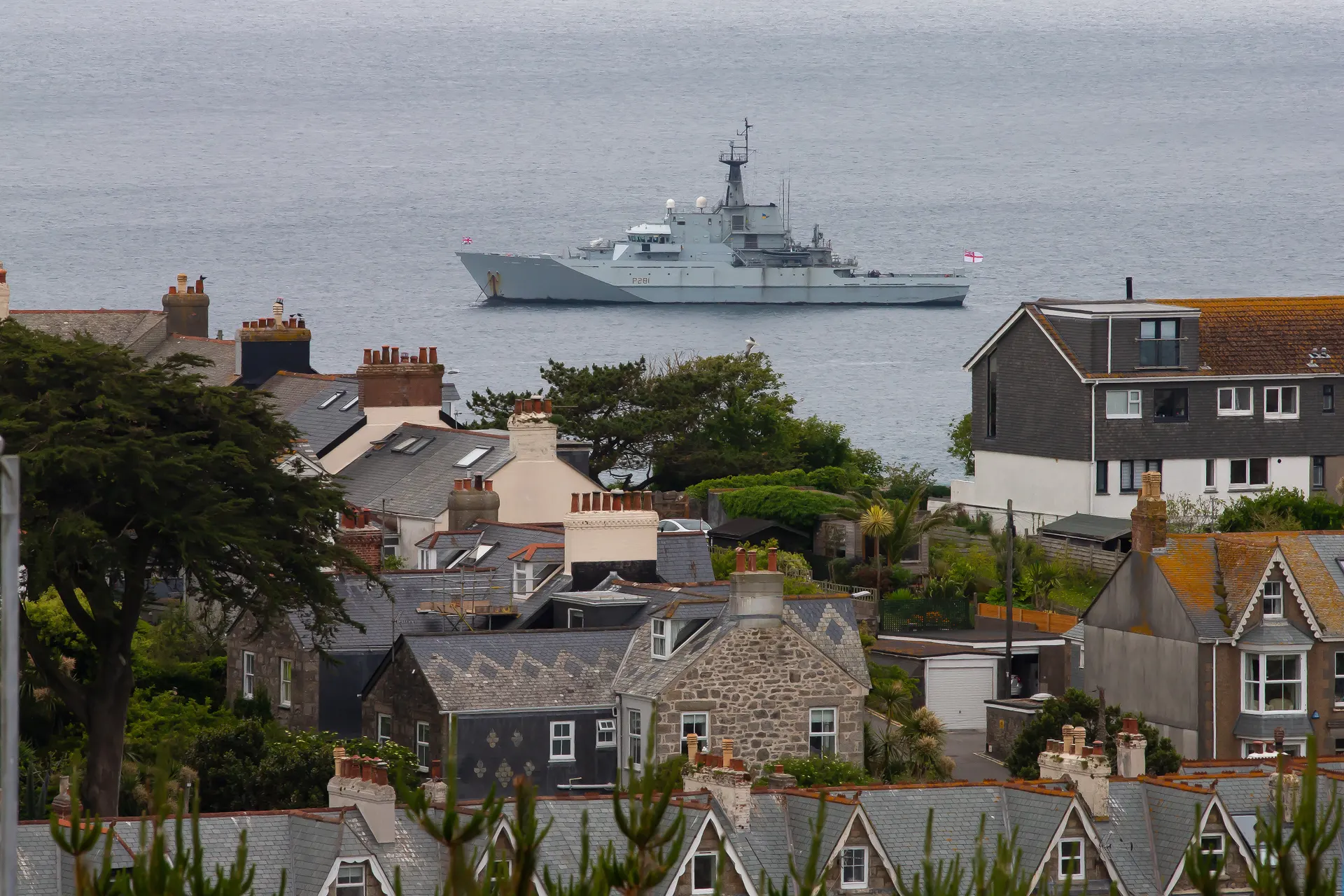 Một chiếc tàu của Hải quân Anh neo ngoài bờ biển St.Ives. (Nguồn: Guardian)