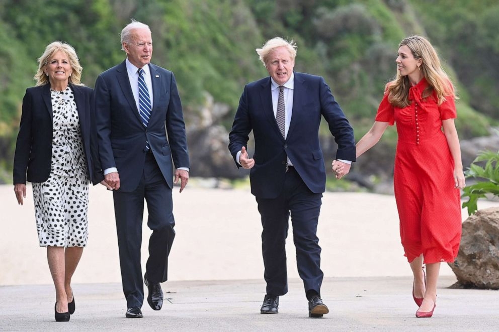 Lãnh đạo Anh và Mỹ cùng phu nhân đi dạo bên bờ biển