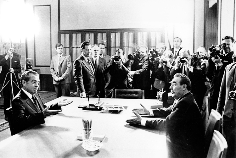 Ông Nixon (trái) và ông Brezhnev hội ngộ tại Moscow năm 1974. (Nguồn: AP)