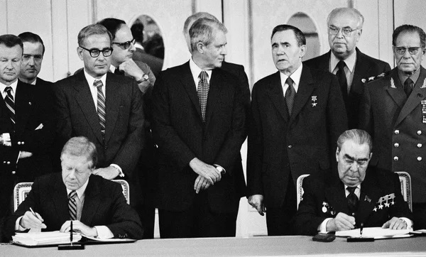 Tổng thống Mỹ Jimmy Carter (trái) và lãnh đạo Liên Xô Leonid Brezhnev ký kết Hiệp ước hạt nhân SALT II, ngày 18/6/1979. (Nguồn: AP)