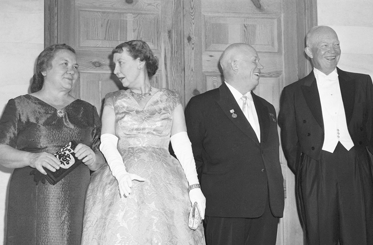 Lãnh đạo Liên Xô Nikita Khrushchev trò chuyện cùng Tổng thống Mỹ Dwight D. Eisenhower tại Nhà Trắng năm 1959. Đồng hành với họ là hai phu nhân Nina Khrushcheva và Mamie Eisenhower. (Nguồn: AP)