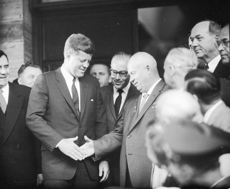 Lãnh đạo Liên Xô Khrushchev bắt tay Tổng thống Mỹ John F. Kennedy khi gặp gỡ tại hội nghị thượng đỉnh kéo dài hai ngày ở Vienna (Áo) năm 1961. (Nguồn: Getty)