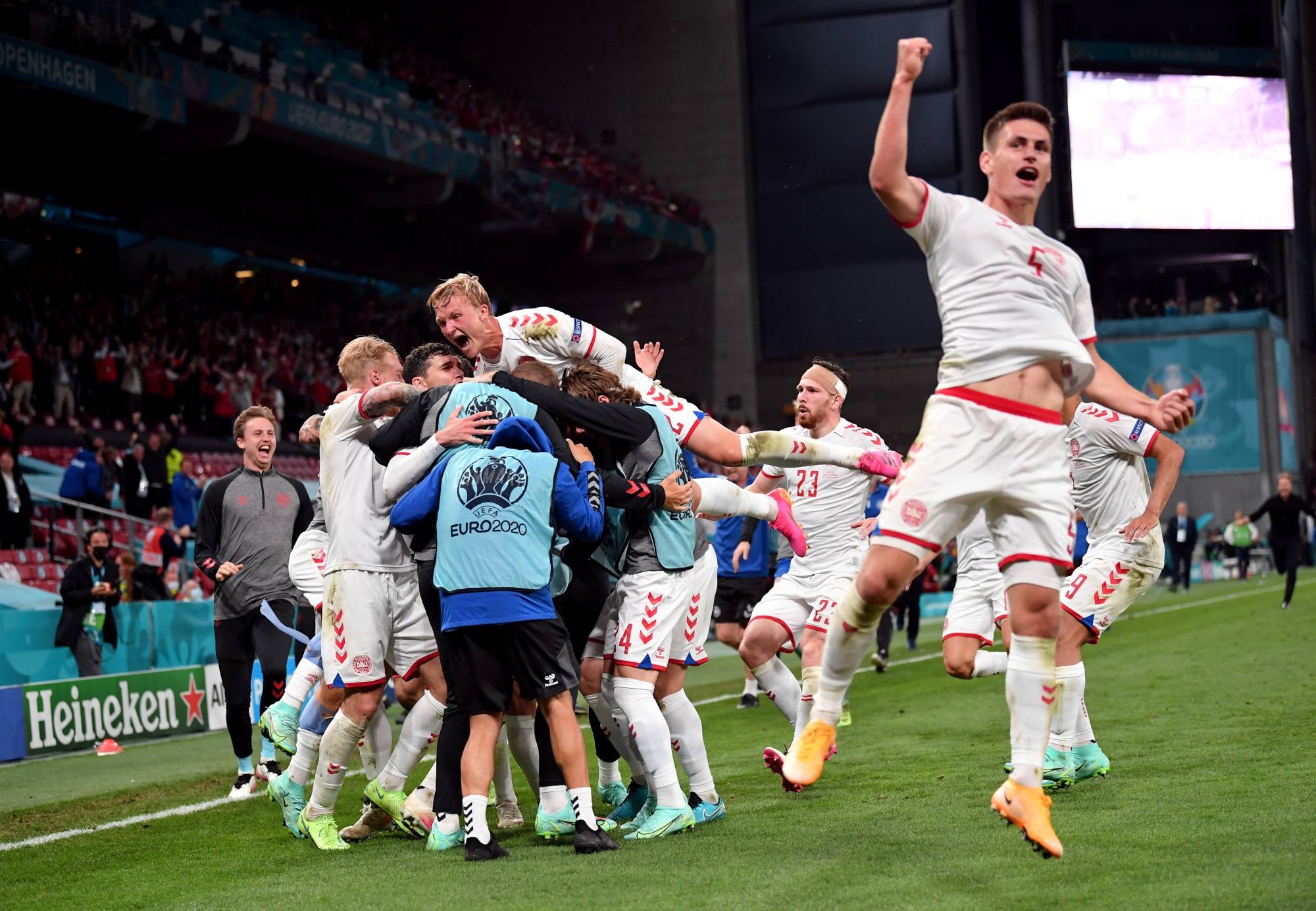 Đan Mạch ăn mừng rực rỡ khi vào được vòng 1/8 EURO 2021. (Nguồn: Reuters)
