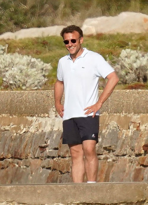 Tổng thống Pháp cười rạng rỡ dưới ánh nắng của Bormes-les-Mimosas. (Nguồn: Megaây phút nghỉ ngơi hiếm thấy của Tổng thống Pháp Emmanuel Macron
