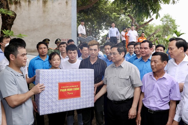 Thủ tướng Phạm Minh Chính thăm nơi ở và tặng quà công nhân khu công nghiệp trên địa bàn tỉnh Bắc Giang. (Ảnh VGP/Nhật Bắc)