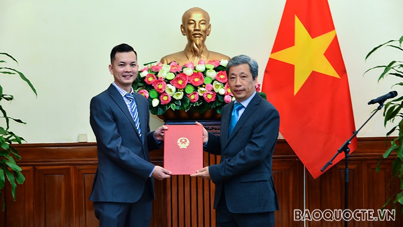 Thứ trưởng Ngoại giao Phạm Quang Hiệu trao quyết định bổ nhiệm, điều động cán bộ và viên chức lãnh đạo, quản lý thuộc Học viện Ngoại giao