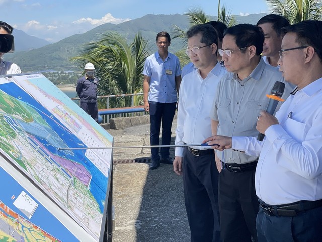 Thủ tướng khảo sát quy hoạch tổng thể cảng Liên Chiểu và kết nối giao thông liên vùng giữa Đà Nẵng và khu vực. (Nguồn: VGP)